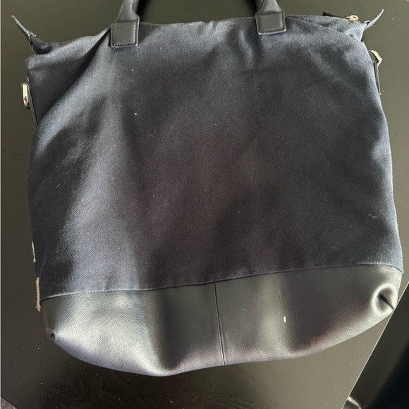 Barely used tote bag with shoulder strap. - Picture 4 of 8